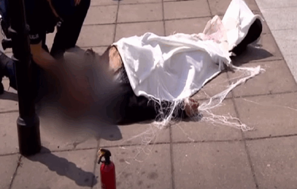 MUŠKARAC SE ZAPALIO ISPRED POLJSKOG PARLAMENTA: Vikao da nema pravde u toj zemlji (VIDEO)